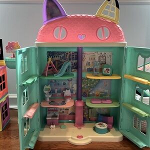 Gabby’s Dollhouse play set with dolls and more!